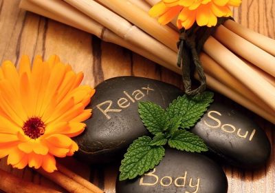 hot-stone-massage-flowers